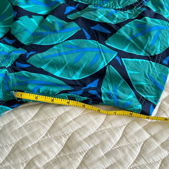 J Crew men’s Hawaiian swim trunks.  Mesh lined.  Size 33. - Picture 8 of 8